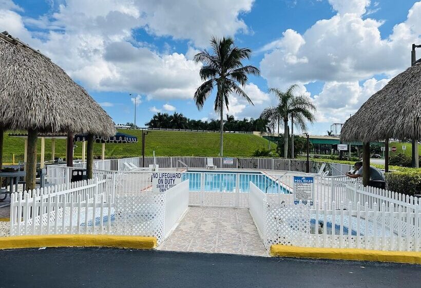 هتل Belmont Inn & Suites