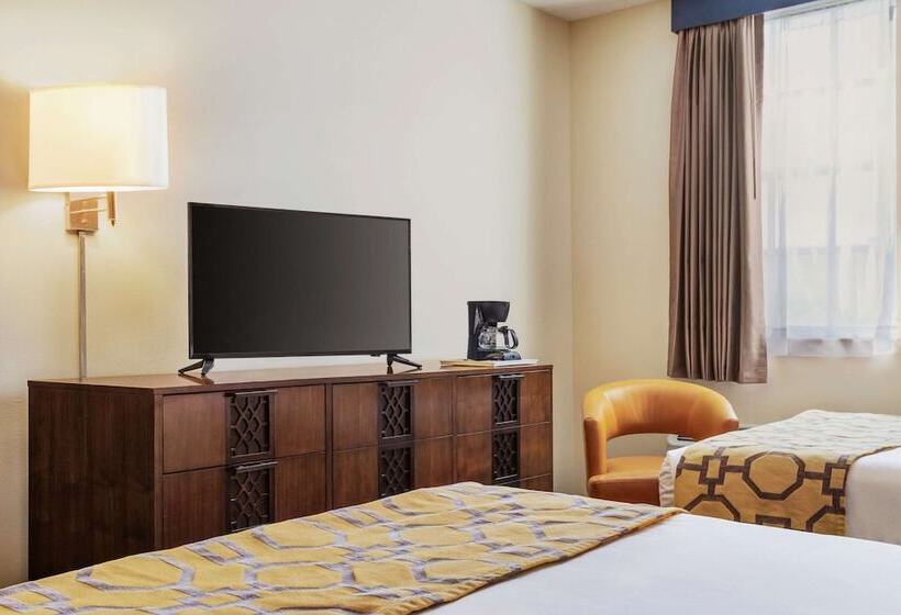 هتل Belmont Inn & Suites