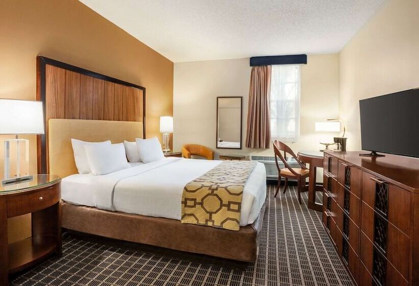 هتل Belmont Inn & Suites