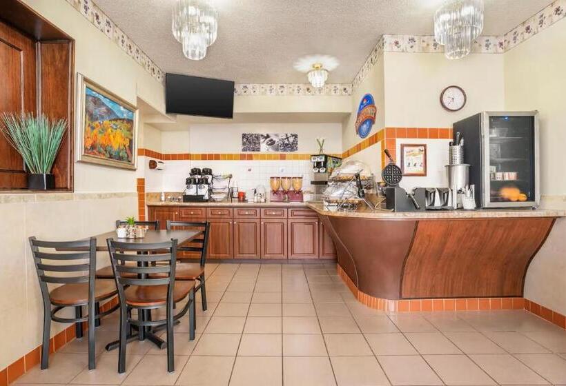 هتل Belmont Inn & Suites