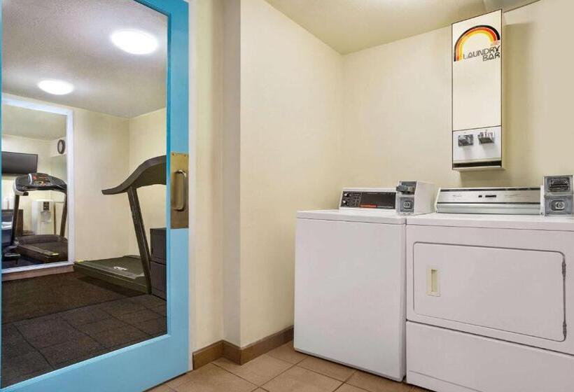 هتل Belmont Inn & Suites