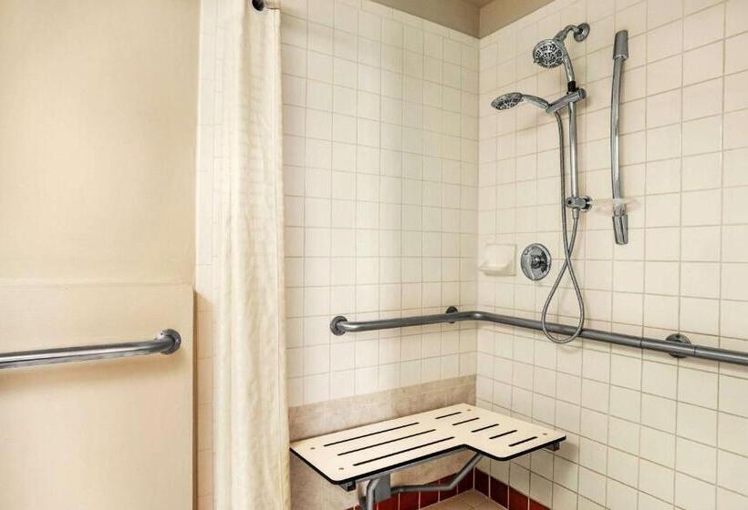 هتل Belmont Inn & Suites