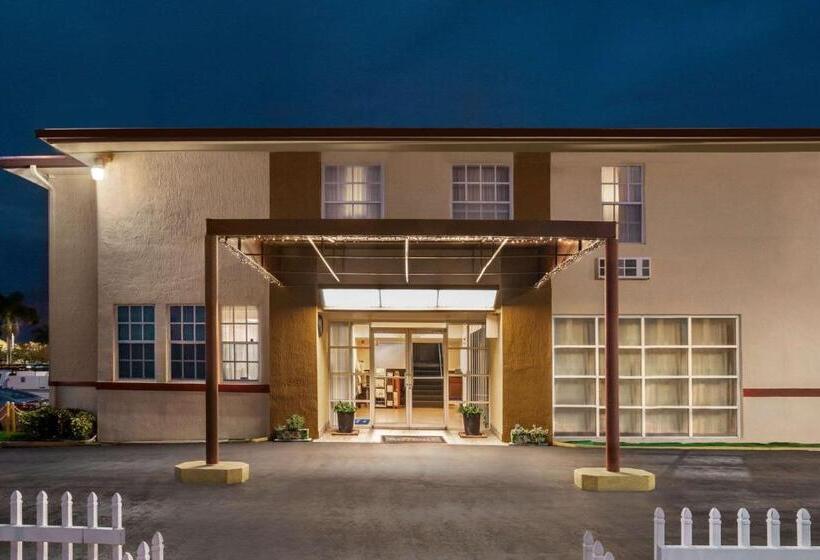 هتل Belmont Inn & Suites
