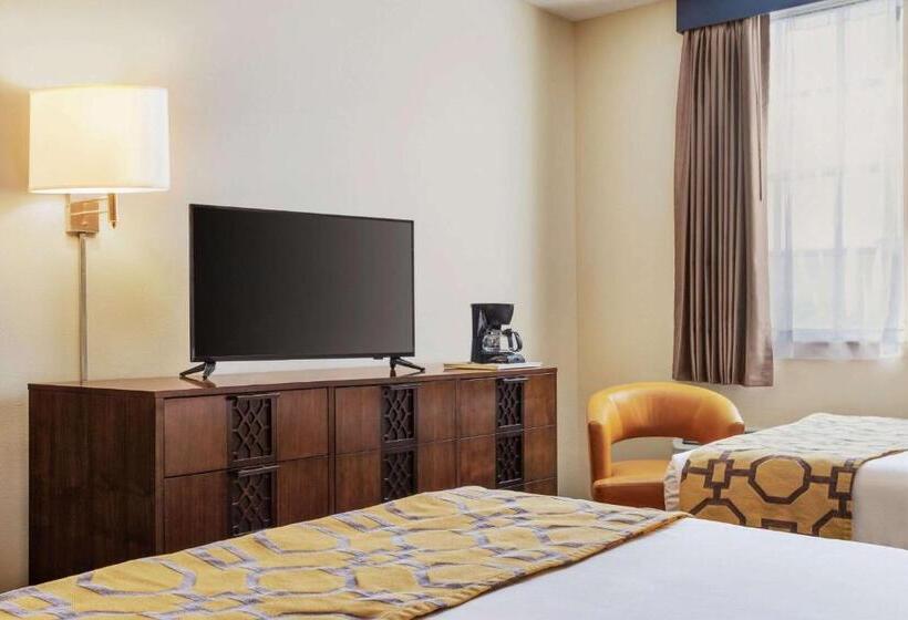 هتل Belmont Inn & Suites