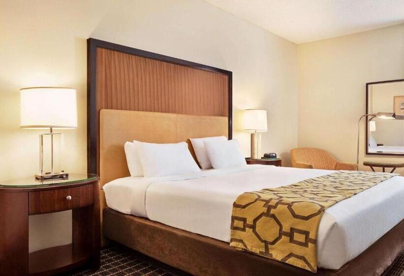 هتل Belmont Inn & Suites