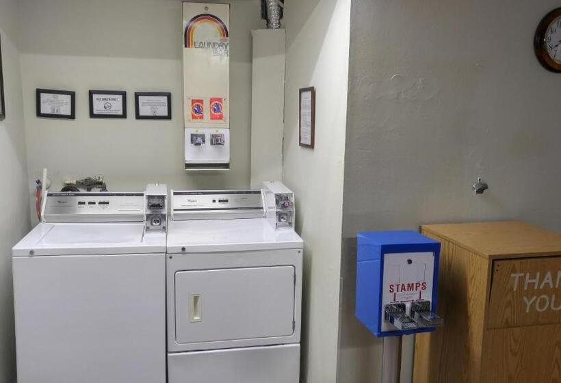 هتل Belmont Inn & Suites