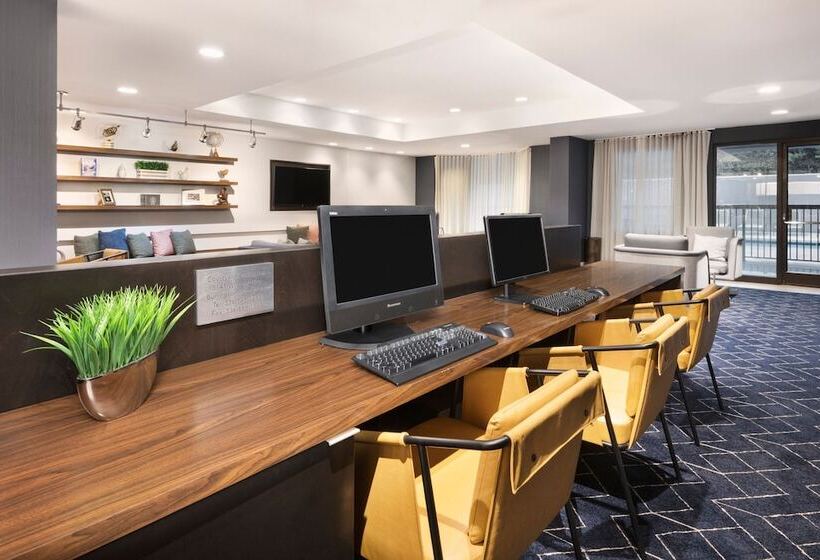 호텔 Courtyard By Marriott Burlington