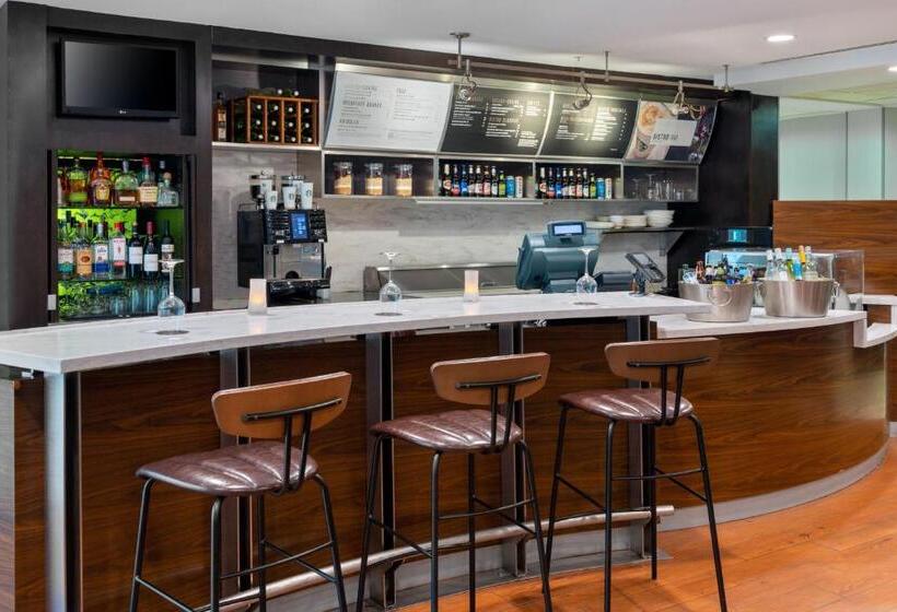 هتل Courtyard By Marriott Danbury