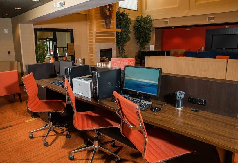 בית מלון כפרי Courtyard By Marriott Erie Ambassador Conference Center