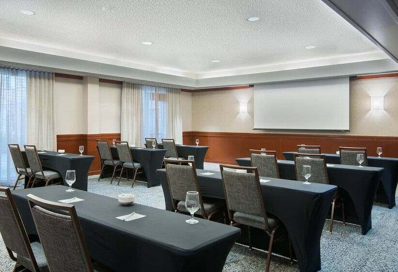 هتل Courtyard By Marriott Springfield Airport