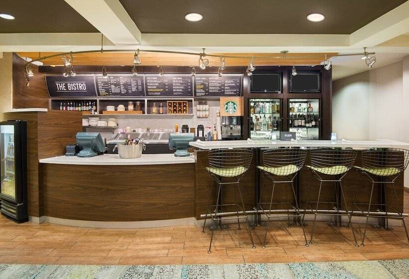 هتل Courtyard By Marriott Springfield Airport