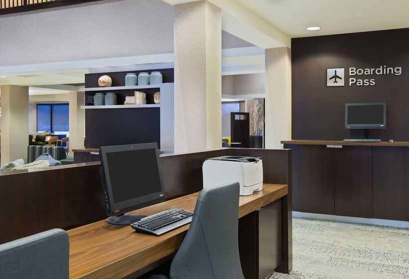 هتل Courtyard By Marriott Springfield Airport