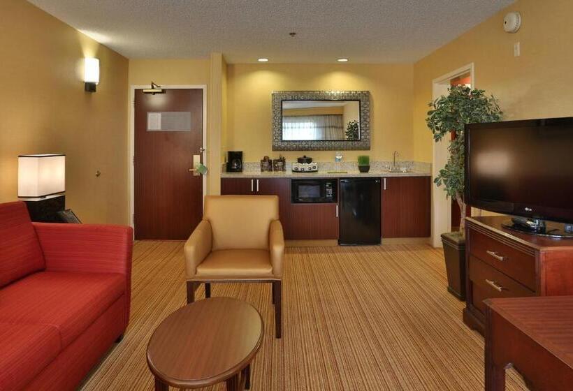 هتل Courtyard By Marriott Springfield Airport
