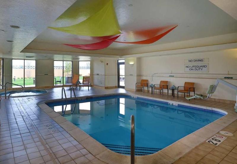 هتل Courtyard By Marriott Springfield Airport