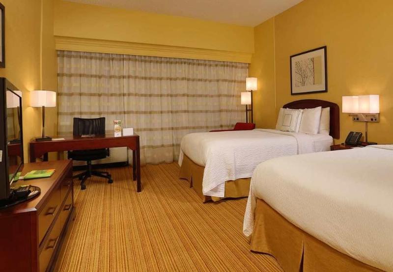 هتل Courtyard By Marriott Springfield Airport