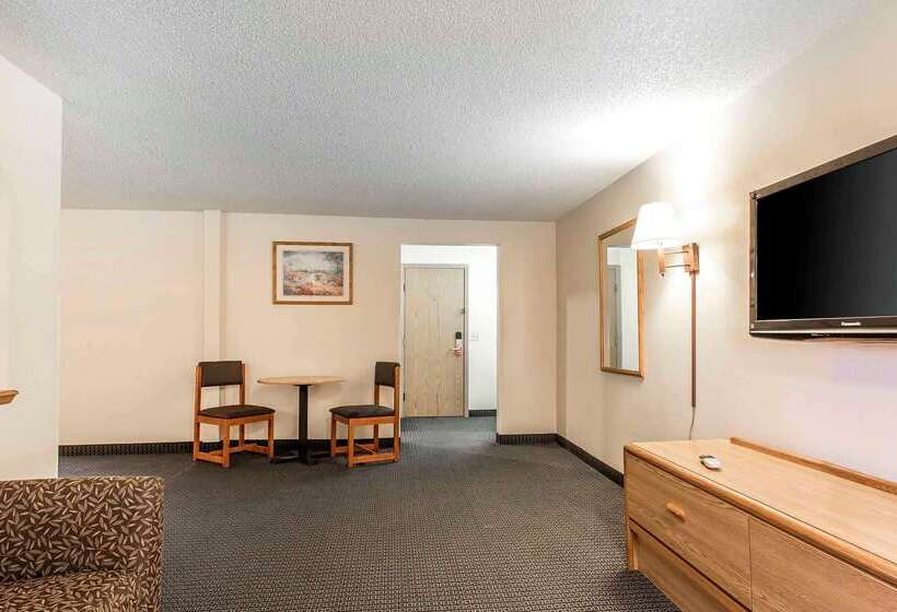 هتل Econo Lodge Inn And Suites Clinton