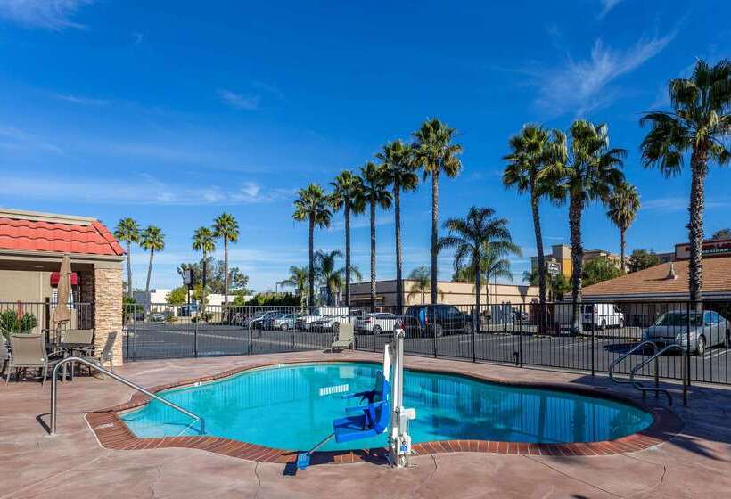 בית מלון כפרי Econo Lodge Inn & Suites Escondido Downtown