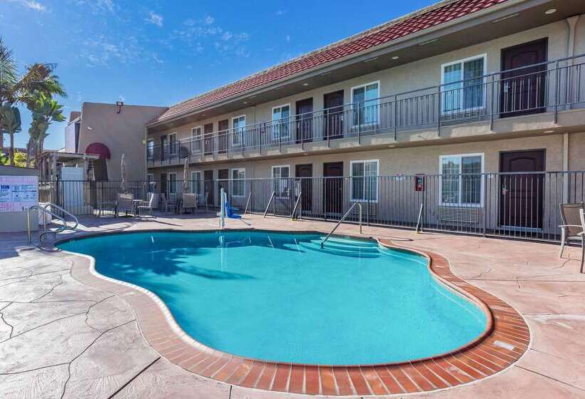 בית מלון כפרי Econo Lodge Inn & Suites Escondido Downtown