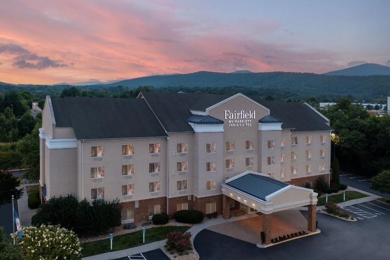 בית מלון כפרי Fairfield Inn & Suites Roanoke Hollins/i81