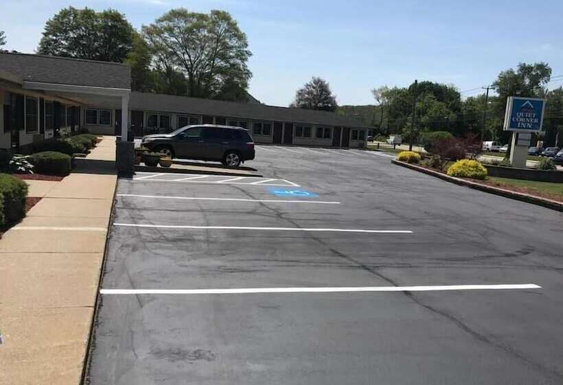هتل Quiet Corner Inn