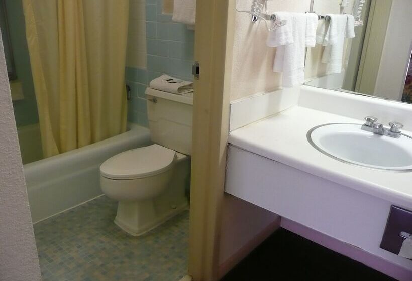 هتل Travelodge By Wyndham Lumberton