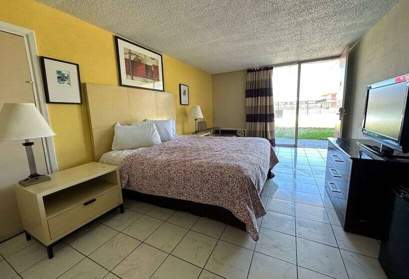 هتل Travelodge By Wyndham Lumberton