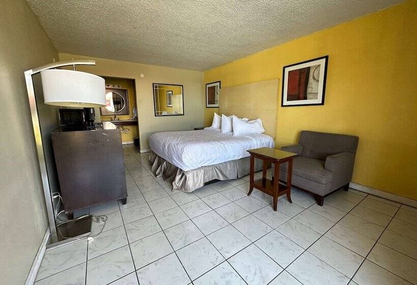 هتل Travelodge By Wyndham Lumberton