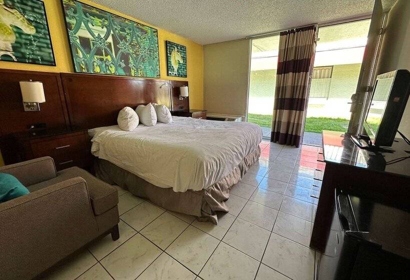 هتل Travelodge By Wyndham Lumberton