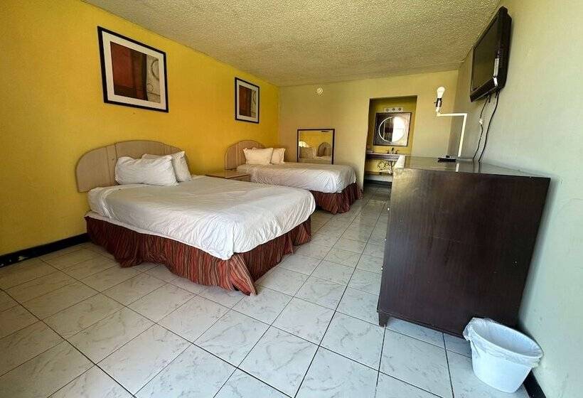 هتل Travelodge By Wyndham Lumberton