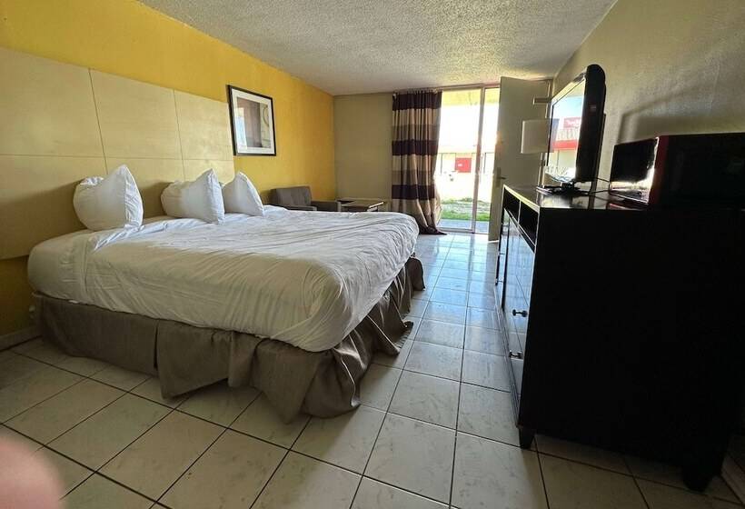 هتل Travelodge By Wyndham Lumberton