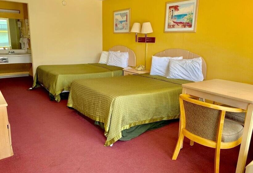هتل Travelodge By Wyndham Lumberton