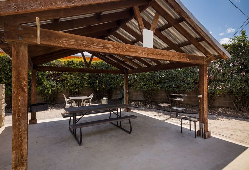 هتل Americas Best Value Inn Buda