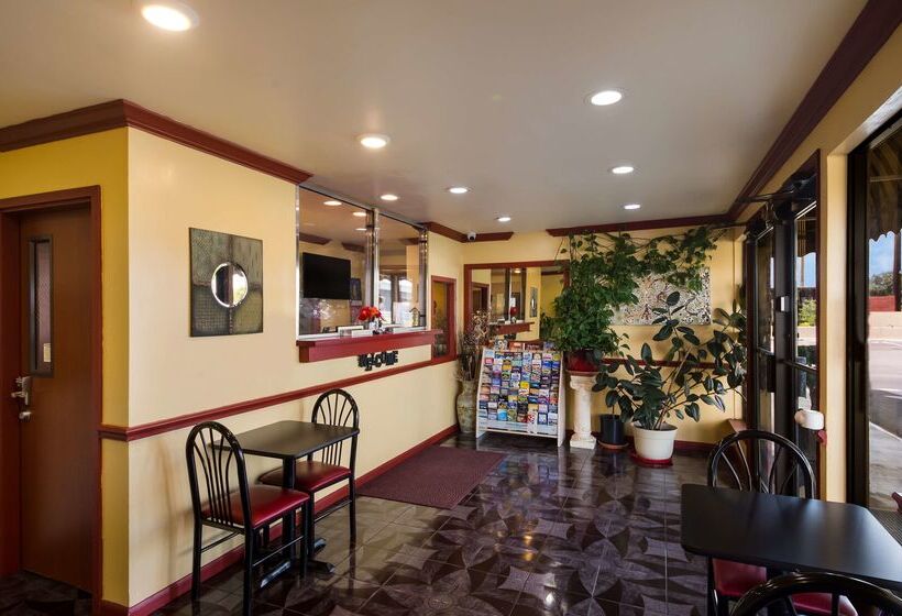 هتل Americas Best Value Inn Buda