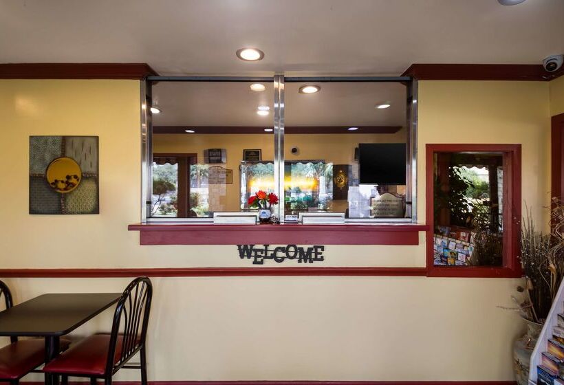 هتل Americas Best Value Inn Buda