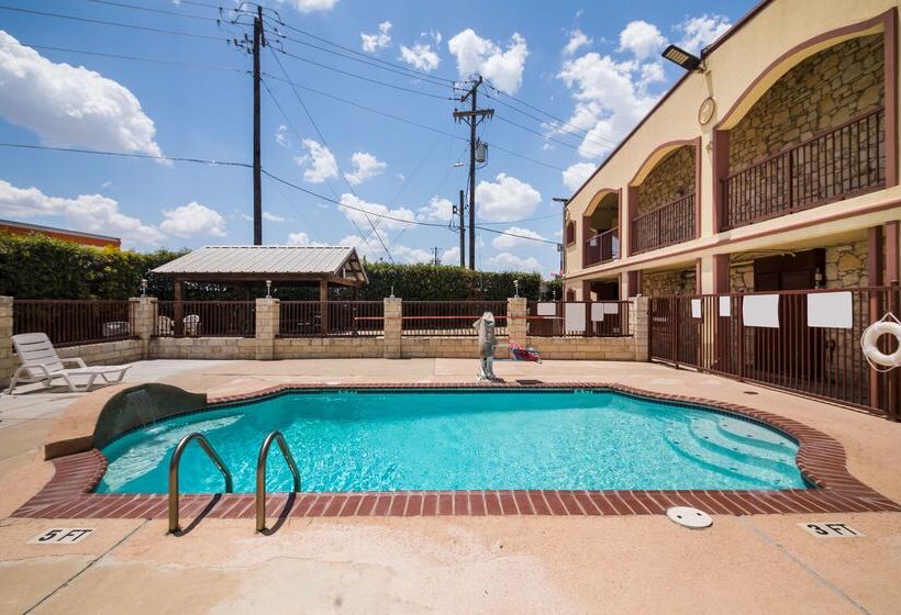 هتل Americas Best Value Inn Buda