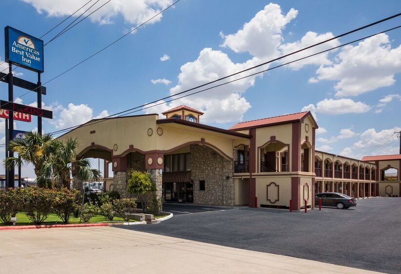 هتل Americas Best Value Inn Buda
