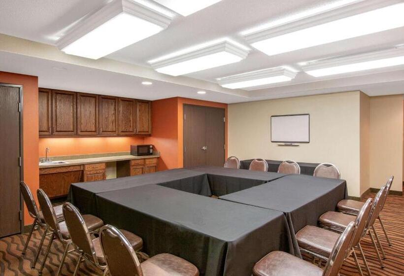 בית מלון כפרי Americinn By Wyndham Ottumwa