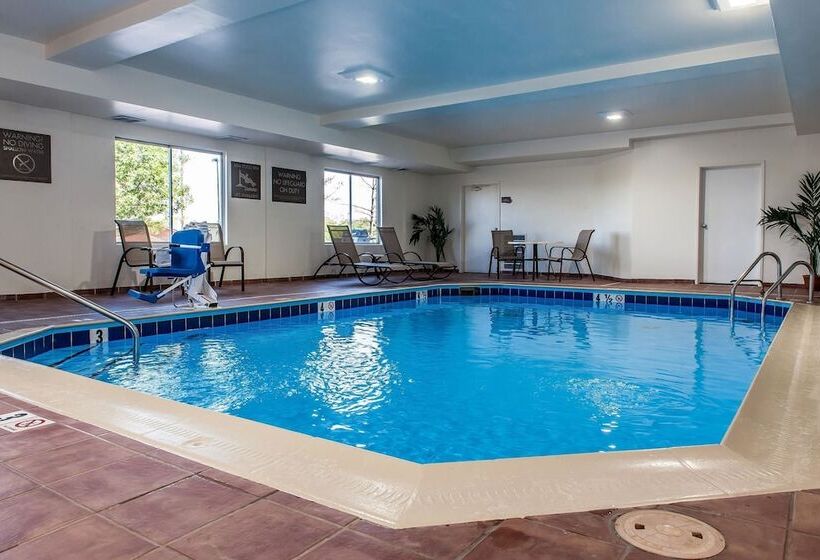 בית מלון כפרי Comfort Inn & Suites