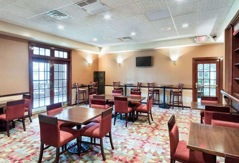 ホテル Comfort Suites Parkersburg South