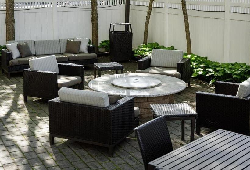 هتل Courtyard Long Island Macarthur Airport
