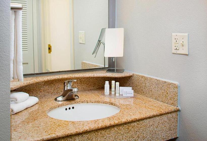 هتل Courtyard By Marriott Roanoke Airport