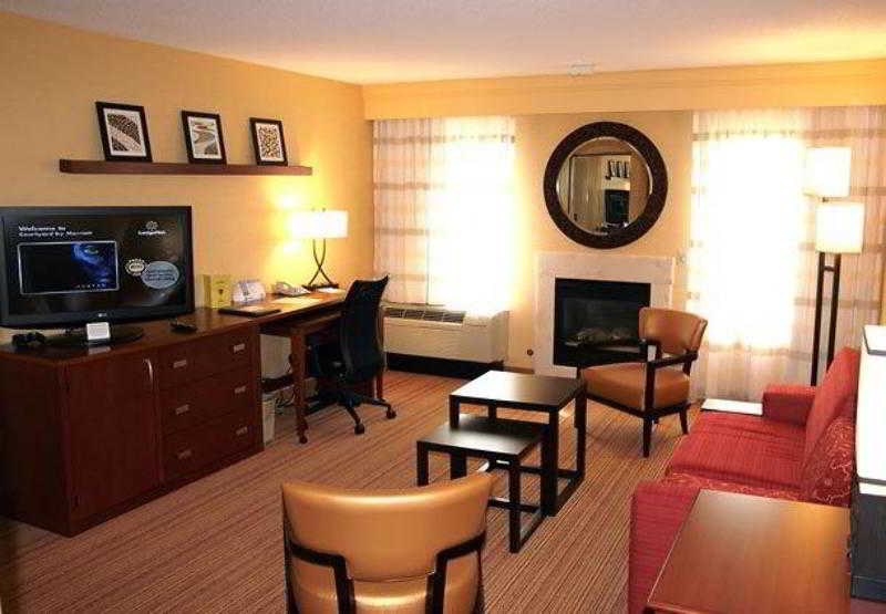 هتل Courtyard By Marriott Traverse City