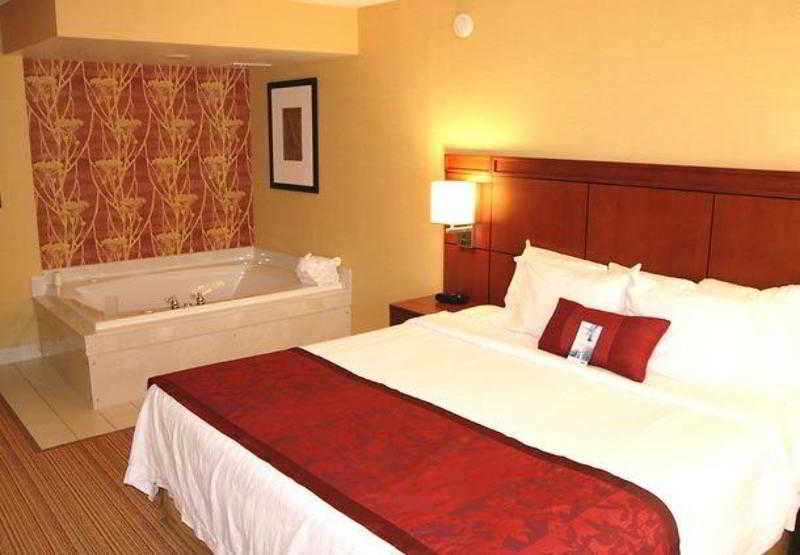 هتل Courtyard By Marriott Traverse City