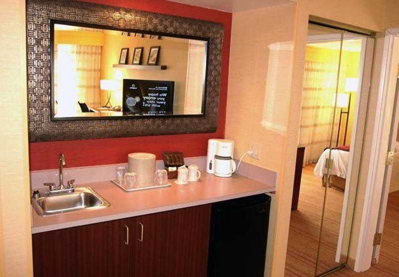 هتل Courtyard By Marriott Traverse City