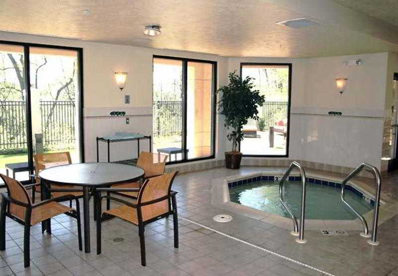 هتل Courtyard By Marriott Traverse City