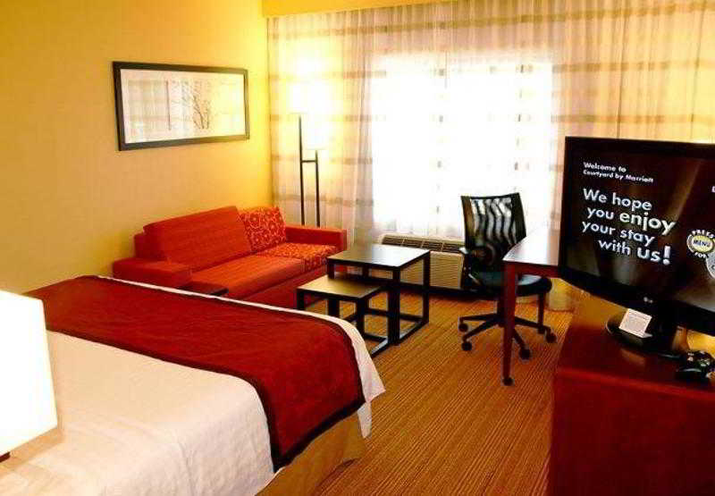 هتل Courtyard By Marriott Traverse City
