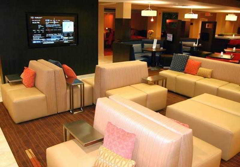 هتل Courtyard By Marriott Traverse City
