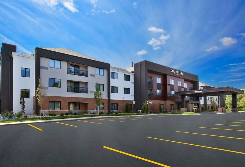 هتل Courtyard By Marriott Traverse City