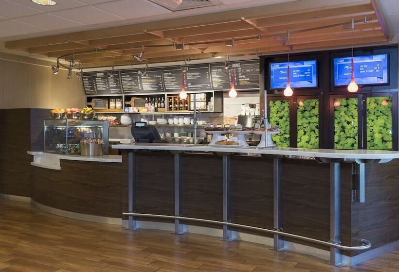 هتل Courtyard By Marriott Traverse City