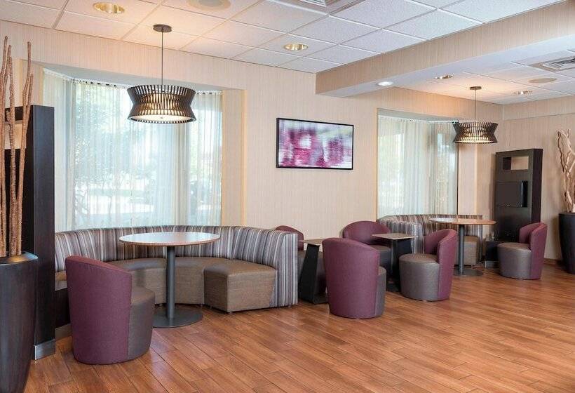 هتل Courtyard By Marriott Traverse City